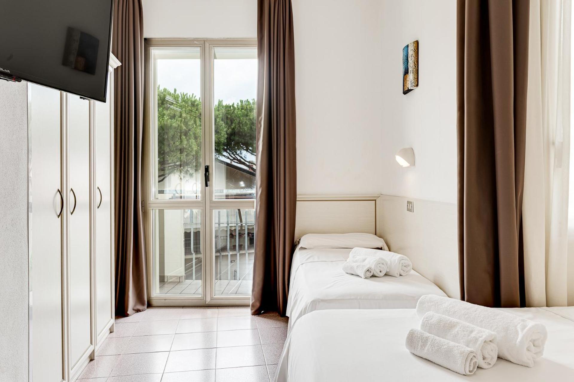 Hotel Schiller Cervia Exterior photo