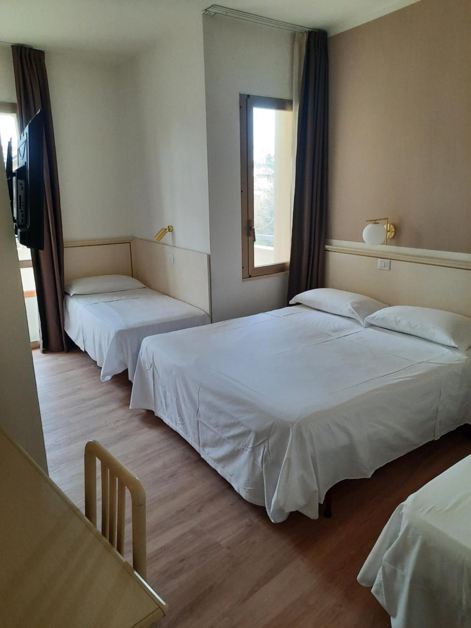 Hotel Schiller Cervia Exterior photo