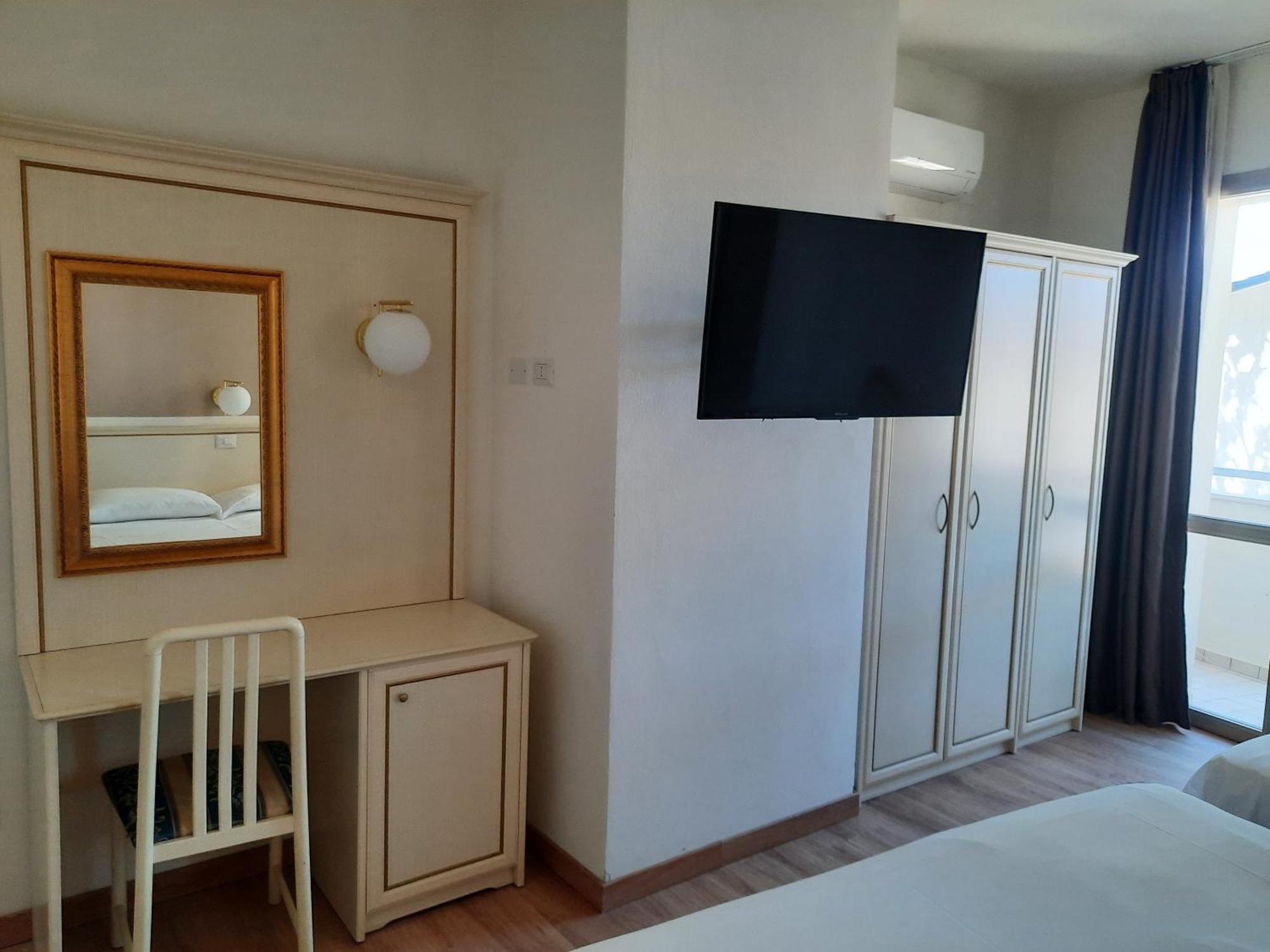Hotel Schiller Cervia Exterior photo
