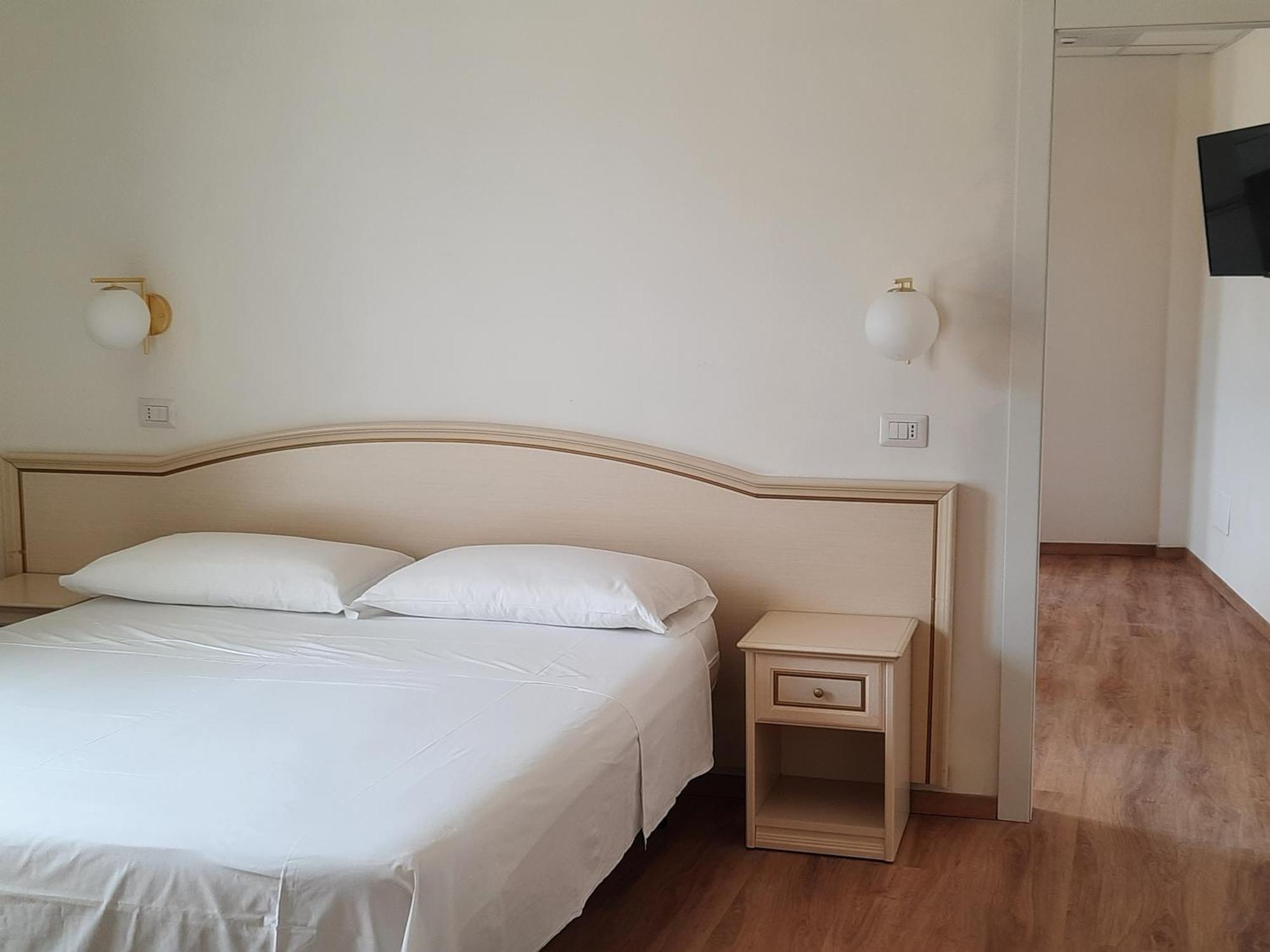 Hotel Schiller Cervia Exterior photo