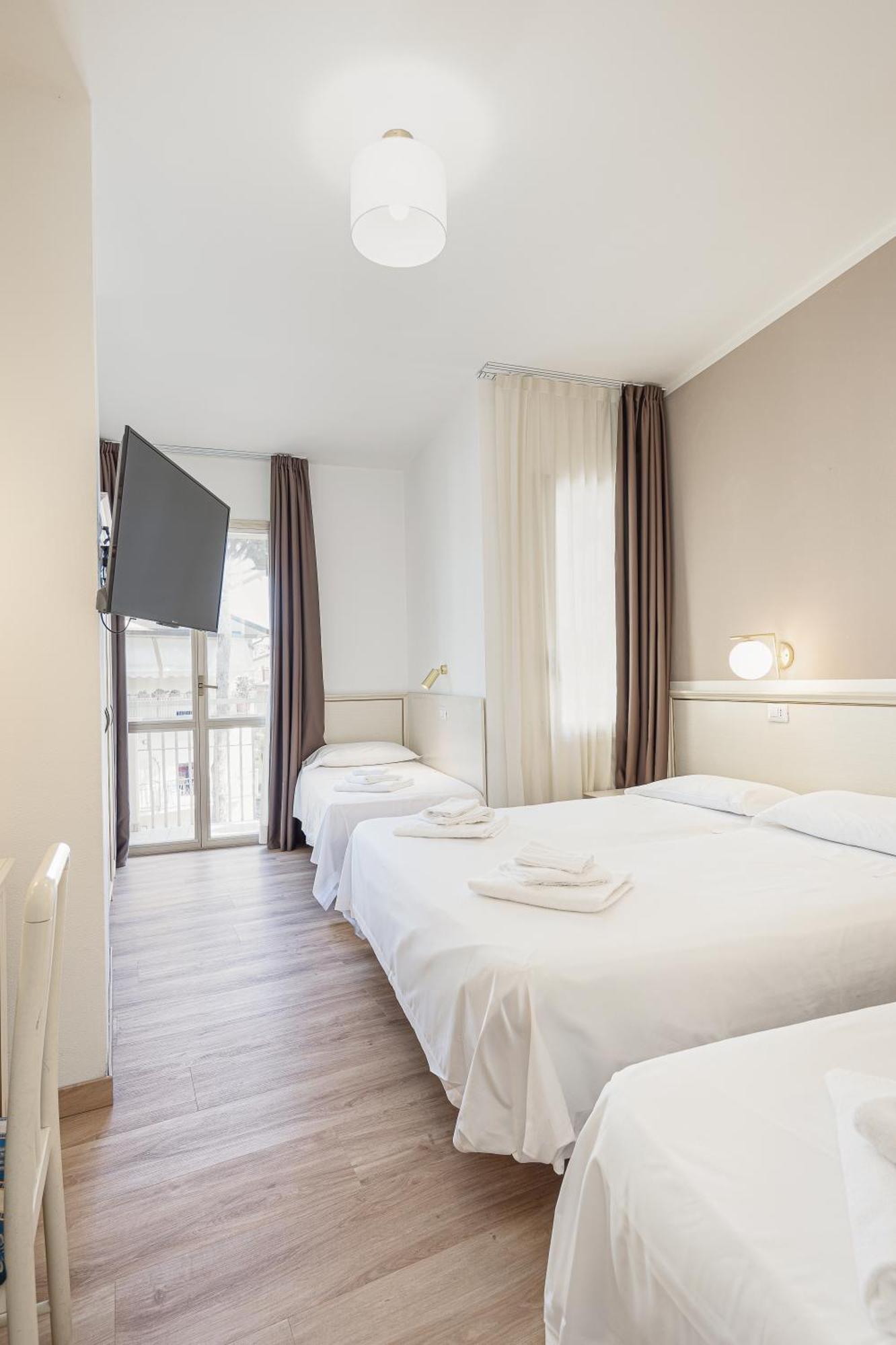 Hotel Schiller Cervia Exterior photo